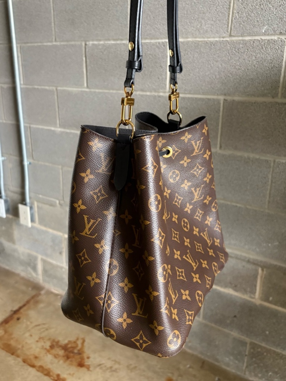 Louis Vuitton Brown Monogram Drawstring Bucket Bag w/ Black Strap Authenticated - Picture 3 of 10